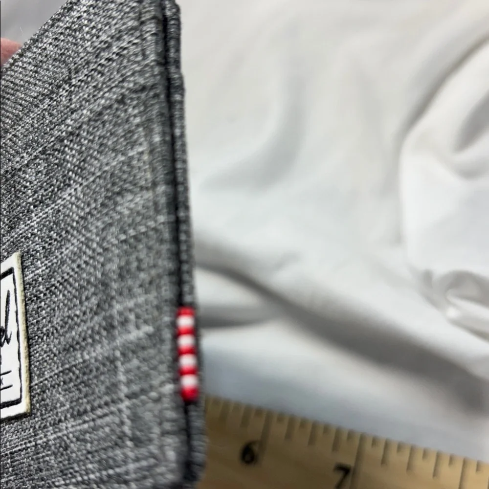 The Herschel Supply Gray white blk Card Holder and coins wallet
